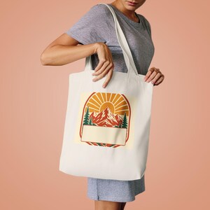 Personalisierte Tragetasche für Familientreffen in den Bergen, mit Familiennamen und Jahr bedruckbar, Geschenk für Familientreffen, Reisetasche mit Bergmotiv, Erinnerungsstück für Familientreffen Bild 4