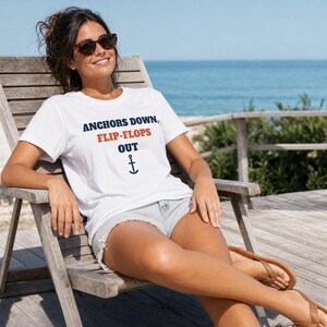 Anchors Down Flip-Flops Out Shirt, Funny Cruise Vacation Tee Bild 1