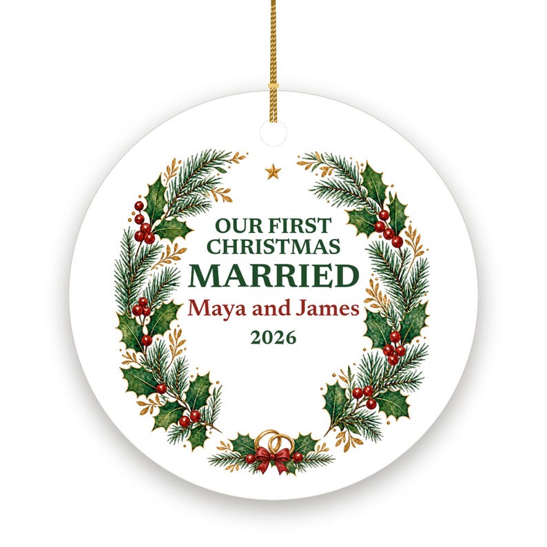 Adorno navideño "Primera Navidad de casados ​​2026", recuerdo de cerámica personalizado con los nombres de la pareja, Sr. y Sra., regalo de boda para recién casados. imagen 2