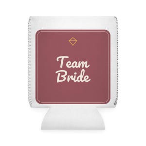 Team Bride Junggesellinnenabschieds-Kühlmanschette, personalisierter Dosenkühler mit Namen und Datum, Geschenk für die Brautjungfern, personalisierte Getränkehülle für die Sommerparty Bild 2