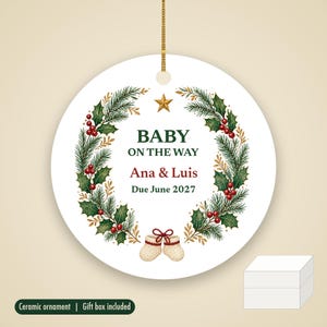 Ornement de Noël « Bébé en route » 2027, prénoms des parents personnalisés, annonce de grossesse, souvenir en céramique image 1