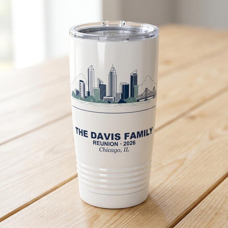 Vaso térmico para reunión familiar de 20 oz, personalizado con nombre y ciudad (año 2026). Vaso de viaje. imagen 1