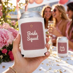 Porta-latas personalizado para despedida de solteira do grupo da noiva, com nome e data personalizados, presente para as madrinhas, lembrancinha de casamento, capa para bebida de verão. imagem 1
