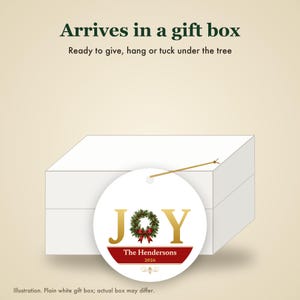JOY Christmas Ornament Classic Red Gold, Holly Custom Family Name Ceramic Keepsake Bild 7