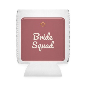 Porta-latas personalizado para despedida de solteira do grupo da noiva, com nome e data personalizados, presente para as madrinhas, lembrancinha de casamento, capa para bebida de verão. imagem 2