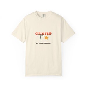 Personalisiertes T-Shirt für den Mädelsurlaub | Individuell gestaltetes Partner-Shirt mit Gruppennamen, Jahr und Reiseziel Bild 2