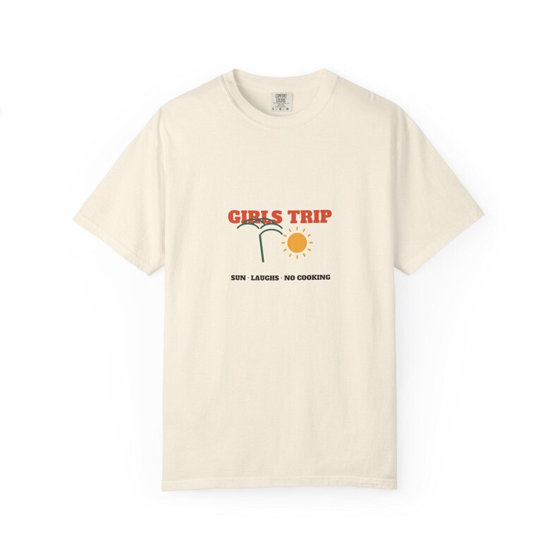 Personalisiertes T-Shirt für den Mädelsurlaub | Individuell gestaltetes Partner-Shirt mit Gruppennamen, Jahr und Reiseziel Bild 2