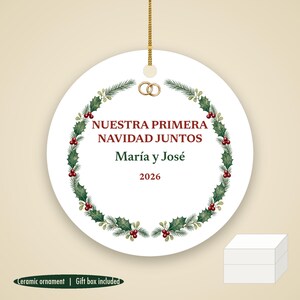 Nuestra Primera Navidad Juntos Ornament, Spanish Couple Names Ceramic Personalized 2026 afbeelding 1