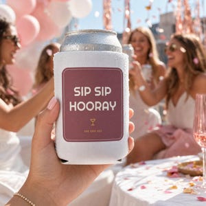 Funda para latas "Sip Sip Hooray" para despedida de soltera, enfriador de latas divertido para despedida de soltera, funda para bebidas para despedida de soltera, regalo para la futura novia. imagen 1