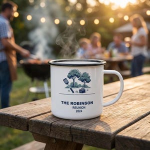 Gepersonaliseerde emaille mok familiereünie, achtertuin BBQ Camp Cup 2026, custom aandenken afbeelding 1