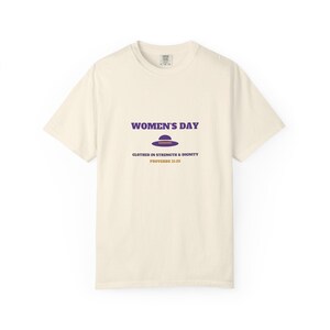 Personalisiertes T-Shirt zum Frauentag (Kirche) | Lila und Gold, mit individuellem Kirchennamen und Jahr Bild 2