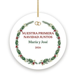 Nuestra Primera Navidad Juntos Ornament, Spanish Couple Names Ceramic Personalized 2026 afbeelding 2