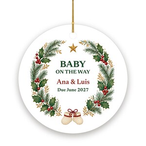 Ornement de Noël « Bébé en route » 2027, prénoms des parents personnalisés, annonce de grossesse, souvenir en céramique image 2