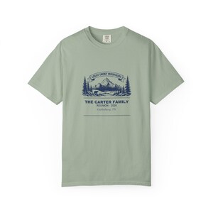Camiseta personalizada para reunión familiar 2026, camiseta de montaña con nombre personalizado, regalo de vacaciones para grupos, recuerdo de excursión de verano, ropa de viaje a juego para hermanos. imagen 4
