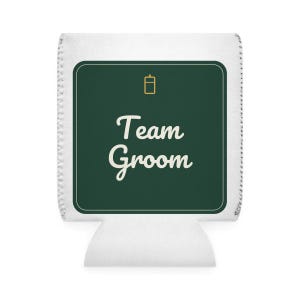 Portabevande personalizzato per addio al celibato/nubilato dello sposo con nome e data personalizzati, portabevande personalizzato con nome per lo sposo, bomboniera per la squadra dello sposo, regalo per gli amanti della birra immagine 2