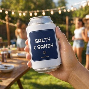 Divertido enfriador de latas de playa con diseño de arena salada, regalo ideal para vacaciones, funda para bebidas, portavasos de verano, recuerdo para fiestas en la playa, regalo costero. imagen 1