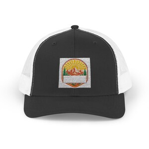 Mountain Reunion Trucker Hat Personalized | Custom Family Name, Year & City afbeelding 2