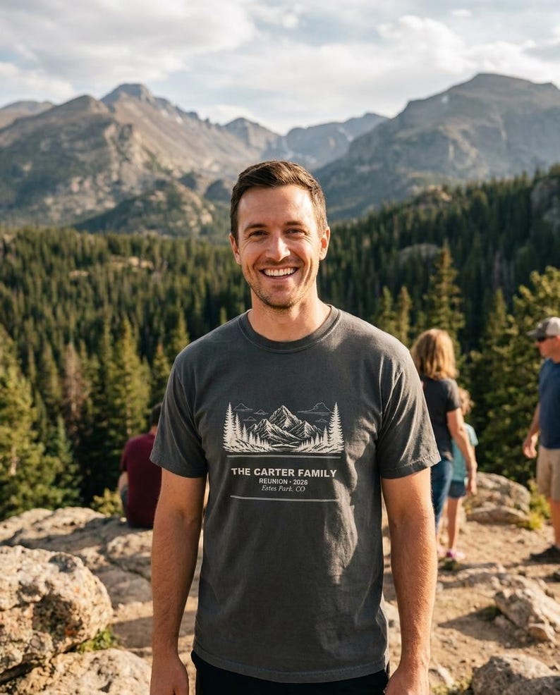 T-shirt personnalisé pour réunion de famille à la montagne, T-shirt personnalisé avec nom 2026, Vacances de groupe assorties, Cadeau pour réunion de famille, Vêtements pour voyage d'été image 1