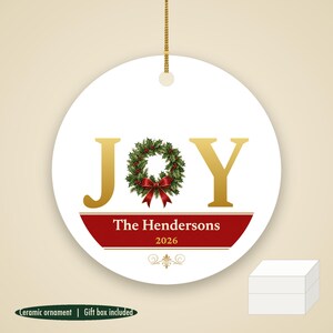 JOY Christmas Ornament Classic Red Gold, Holly Custom Family Name Ceramic Keepsake Bild 1