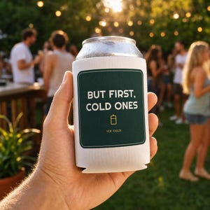 Maar eerst koude biertjes! Koozie, grappige bierblikjeskoeler, zomerfeestartikel, cadeau-idee voor de bruidsjonkers, drankhouder voor een verjaardag, vrijgezellenfeest afbeelding 1