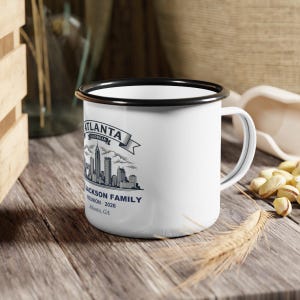 Personalisierte Emaille-Tasse für das Familientreffen in Atlanta, individuell gestaltete Camping-Kaffeetasse für Georgia, Geschenk zum Treffen 2026, Erinnerungsstück, Design mit Namen und Jahr Bild 4
