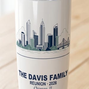 Vaso térmico para reunión familiar de 20 oz, personalizado con nombre y ciudad (año 2026). Vaso de viaje. imagen 2