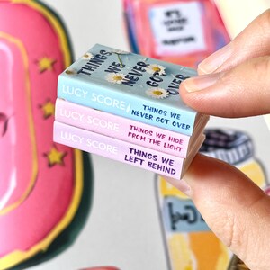 Mini Knockemout-böcker (set med 3 miniböcker) | Miniatyrbokhyllor Bokdekor Bibliotekstillbehör Söta saker vi aldrig kom över