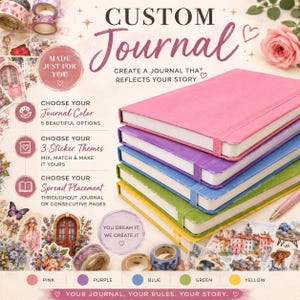 Pode incluir: Uma pilha de cinco diários de capa dura em rosa, roxo, azul, verde e amarelo, cada um com um fecho elástico. A imagem apresenta texto incluindo CUSTOM Journal, MADE JUST FOR YOU e YOU DREAM IT, WE CREATE IT, juntamente com vários autocolantes.