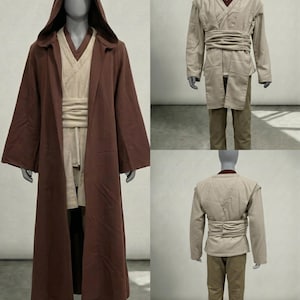 Puede incluir: Tres trajes de Jedi se exhiben en maniqu&iacute;es. Uno es una t&uacute;nica con capucha marr&oacute;n sobre una t&uacute;nica y cintur&oacute;n beige. Los otros dos son t&uacute;nicas, pantalones y cinturones beige. Los disfraces son adecuados para cosplay o eventos tem&aacute;ticos.