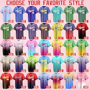 Pode incluir: Uma cole&ccedil;&atilde;o de camisas de beisebol em v&aacute;rias cores e padr&otilde;es, cada uma com o texto Anyname e o n&uacute;mero 00. As camisas est&atilde;o dispostas em uma grade, numeradas de 106 a 140, e incluem designs com listras e degrad&ecirc;s.