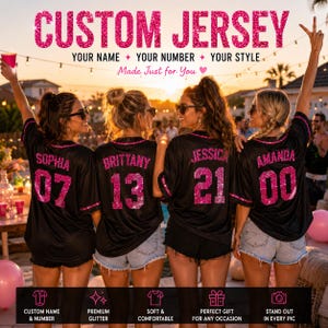 Pode incluir: Quatro camisolas pretas com nomes e n&uacute;meros personalizados em glitter rosa. O texto diz CUSTOM JERSEY, YOUR NAME, YOUR NUMBER, YOUR STYLE e Made Just for You. Cada camisola tem decote em V e mangas curtas com detalhes em glitter.