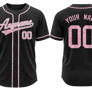 Pode incluir: Uma camisa de beisebol preta com acabamento e letras em estilo glitter rosa. A frente exibe o texto Anyname e o n&uacute;mero 00. A parte de tr&aacute;s mostra o texto Your Name acima do n&uacute;mero 00. A camisa tem bot&otilde;es frontais e mangas curtas.