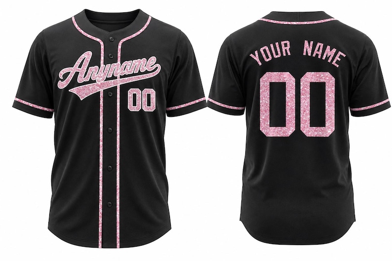 Pode incluir: Uma camisa de beisebol preta com acabamento e letras em estilo glitter rosa. A frente exibe o texto Anyname e o n&uacute;mero 00. A parte de tr&aacute;s mostra o texto Your Name acima do n&uacute;mero 00. A camisa tem bot&otilde;es frontais e mangas curtas.