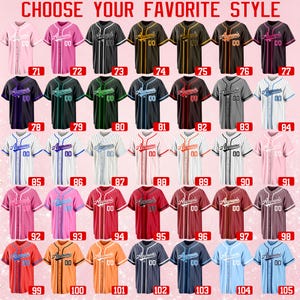 Pode incluir: Uma cole&ccedil;&atilde;o de trinta e cinco camisas de beisebol com bot&otilde;es em v&aacute;rias cores e padr&otilde;es de riscas, cada uma rotulada com um n&uacute;mero de 71 a 105. O texto CHOOSE YOUR FAVORITE STYLE &eacute; exibido no topo da imagem.