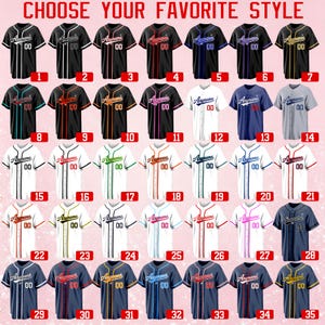 Pode incluir: Uma cole&ccedil;&atilde;o de trinta e cinco camisas de beisebol com bot&otilde;es em v&aacute;rias combina&ccedil;&otilde;es de cores, cada uma com o texto Anyname e o n&uacute;mero 00. A imagem inclui o texto CHOOSE YOUR FAVORITE STYLE e etiquetas vermelhas numeradas.