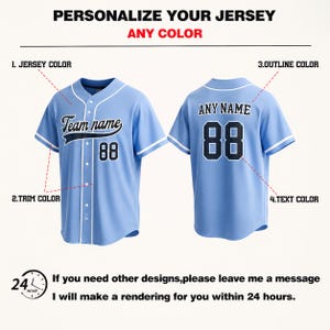 Pode incluir: Uma camisa de beisebol azul-clara mostrada de frente e de costas, com acabamento branco, texto em preto escrito Team name e ANY NAME, e o n&uacute;mero 88. A imagem inclui etiquetas para op&ccedil;&otilde;es de personaliza&ccedil;&atilde;o e um &iacute;cone de rel&oacute;gio de 24 horas.