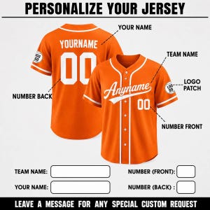Pode incluir: Uma camisola de basebol laranja brilhante com acabamentos brancos, apresentando campos de texto personaliz&aacute;veis para o nome da equipa, nome do jogador e n&uacute;meros na frente e nas costas, incluindo um emblema na manga e bot&otilde;es brancos.