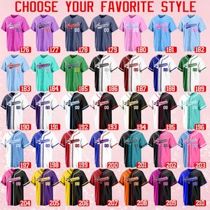 Pode incluir: Uma cole&ccedil;&atilde;o de trinta e cinco camisas de beisebol abotoadas em v&aacute;rias combina&ccedil;&otilde;es de cores e padr&otilde;es, cada uma rotulada com um n&uacute;mero de 176 a 210. O texto CHOOSE YOUR FAVORITE STYLE &eacute; exibido na parte superior da imagem.