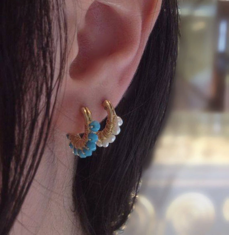 Gipsy örhängen, trådlindade ringar, Swarovski turkos örhängen, guld och turkos örhängen, små ringar i guld, julklapp bild 2