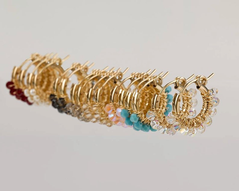 Gipsy örhängen, trådlindade ringar, Swarovski turkos örhängen, guld och turkos örhängen, små ringar i guld, julklapp bild 4