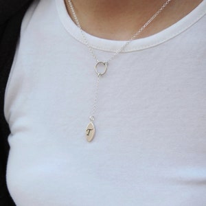 Regalo por menos de 50 dólares, regalo de Bat Mitzvah, collar con letras en capas, regalo para mamá, collar de plata esterlina, collar personalizado, collar delicado