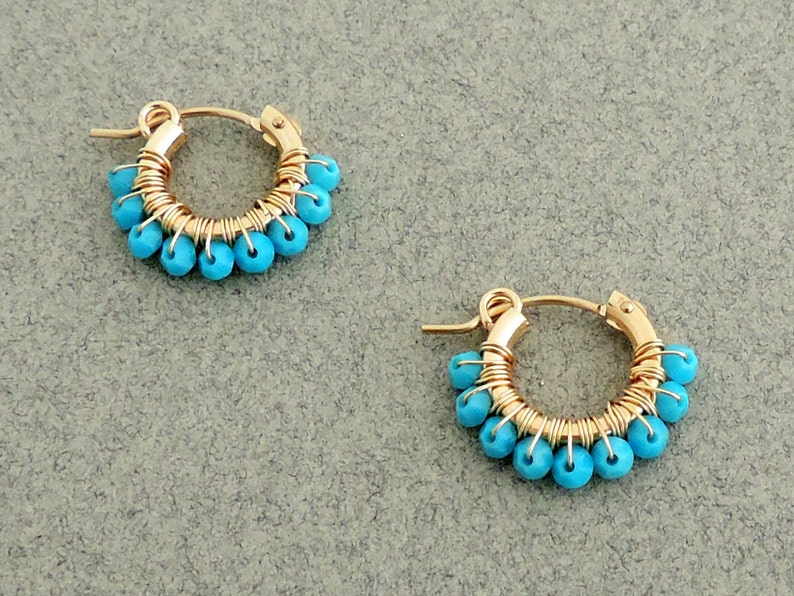 Gipsy örhängen, trådlindade ringar, Swarovski turkos örhängen, guld och turkos örhängen, små ringar i guld, julklapp bild 1