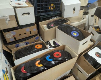 Lotto di 100 dischi in vinile da 7" a 45 giri – Artigianato, decorazione (graffiati, non riproducibili)