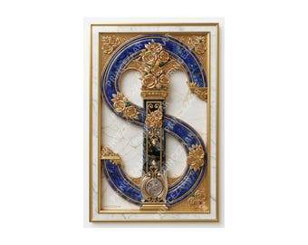 Monogramme doré orné d'un « S » et de saphirs, art numérique baroque surréaliste