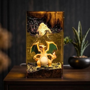 Charlzard Feuerdrachen-Harzlampe – Pokémon-Feuer-Höhlen-Nachtlichtturm aus Epoxidharz, handgefertigte Kunst aus Maserholz und Harz, Pokémon-Geschenk für ihn