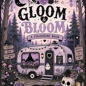 Può includere: Un libro da colorare intitolato GLOOM & BLOOM con un camper viola chiaro in un bosco. La copertina mostra un gatto nero, un teschio, funghi e il testo LOST? GOOD. STAY AWHILE, BEAUTY GROWS IN SHADOWS e CUTE GOTH. SWEETLY SPOOKY. ALWAYS BLOOMING.