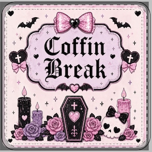 Op de afbeelding: Een vierkant decoratief bord met de tekst Coffin Break in een zwart gotisch lettertype. Het ontwerp bevat een roze strik, zwarte vleermuizen, hartvormige kruisen, een zwarte doodskist, roze en paarse rozen, kaarsen en een schedel.