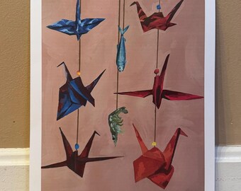 Lámina acrílica con grullas de origami colgantes y criaturas marinas, arte mural de naturaleza caprichosa.