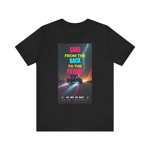 Puede incluir: Camiseta negra con un diseño gráfico de la película "Regreso al Futuro". El diseño incluye el texto "SMD FROM THE BACK TO THE FUTURE" con un coche en una carretera. También incluye el texto "88 MPH OR BUST".