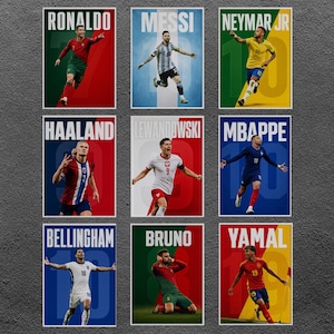 Può includere: Una collezione di nove poster rettangolari raffiguranti calciatori professionisti tra cui Ronaldo, Messi, Neymar Jr, Haaland, Lewandowski, Mbappe, Bellingham, Bruno e Yamal, ognuno con nome, numero di maglia e colori della squadra.